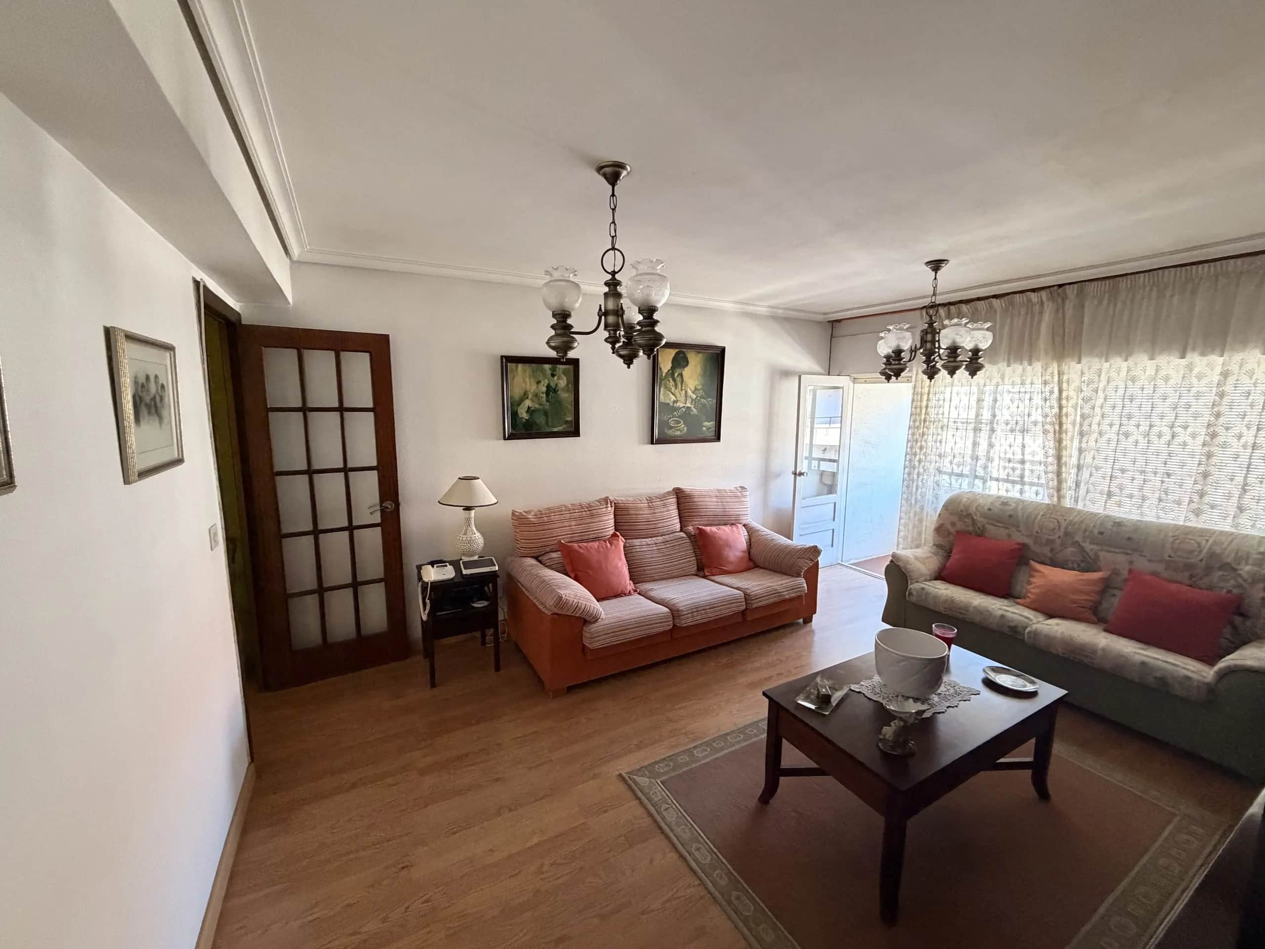 Salón con salida a la galería — piso en Torrecedeira, Vigo