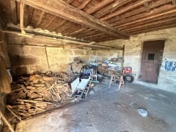 Bodega y leñera en la planta baja — casa de piedra en Cutián, Cerdedo-Cotobade