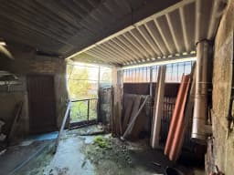 Zona trasera con lavadero y tendedero — casa de piedra en Cutián, Cerdedo-Cotobade