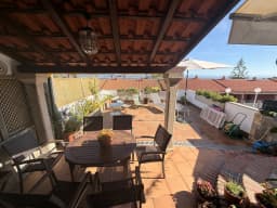 Zona cubierta de la terraza con mesa para comer fuera — casa pareada en San Vicente do Mar, O Grove