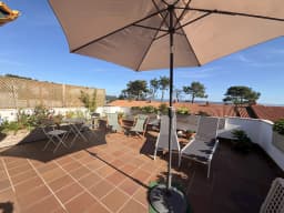 Terraza con hamacas y sombrilla — casa pareada en San Vicente do Mar, O Grove