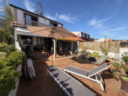 Terraza con zonas ajardinadas — casa pareada en San Vicente do Mar, O Grove