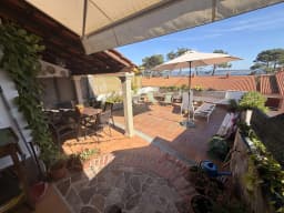 Rincón de la terraza bajo el toldo — casa pareada en San Vicente do Mar, O Grove