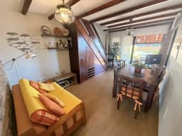Salón-comedor con vigas de madera — casa pareada en San Vicente do Mar, O Grove