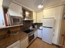 Cocina con horno, microondas y nevera — casa pareada en San Vicente do Mar, O Grove