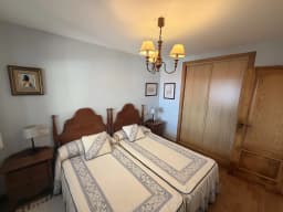 Dormitorio doble con armario empotrado — casa pareada en San Vicente do Mar, O Grove