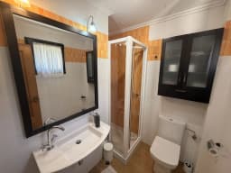 Baño con ducha de la planta baja — casa pareada en San Vicente do Mar, O Grove