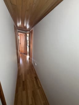 Pasillo de la planta alta con suelo de madera — casa pareada en San Vicente do Mar, O Grove