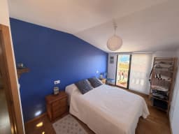 Dormitorio de matrimonio con salida al balcón — casa pareada en San Vicente do Mar, O Grove