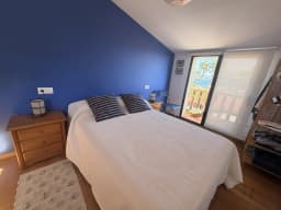 Dormitorio de matrimonio con vistas al mar — casa pareada en San Vicente do Mar, O Grove