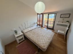 Dormitorio con puerta corredera al balcón — casa pareada en San Vicente do Mar, O Grove