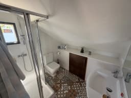 Baño de la planta alta con ducha — casa pareada en San Vicente do Mar, O Grove