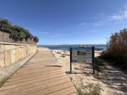 Pasarela de madera hacia la playa — casa pareada en San Vicente do Mar, O Grove