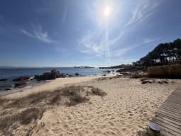 Playa con rocas cerca de la casa — casa pareada en San Vicente do Mar, O Grove